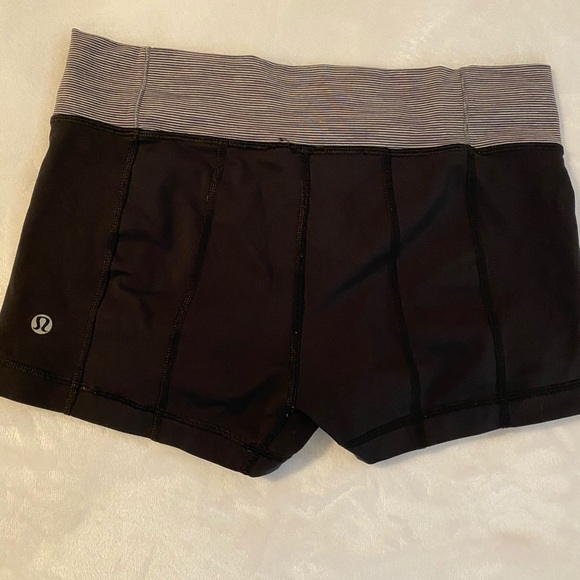 Lululemon 🍋 Hot ‘N Sweaty shorts - Picture 3 of 6